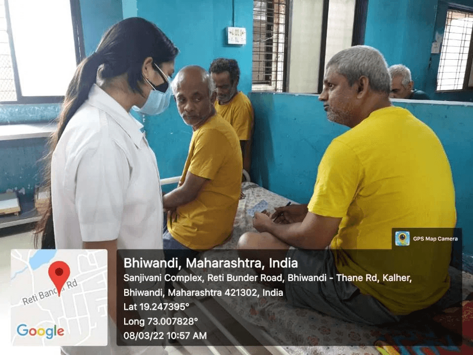 Dr. Sakshi providing home physiotherapy treatment